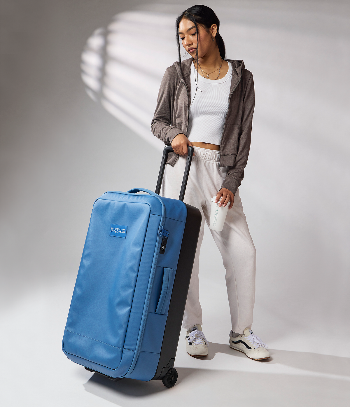good-latitude-30-rolling-duffel-p1 JS0A86EOEW5-MODEL.png