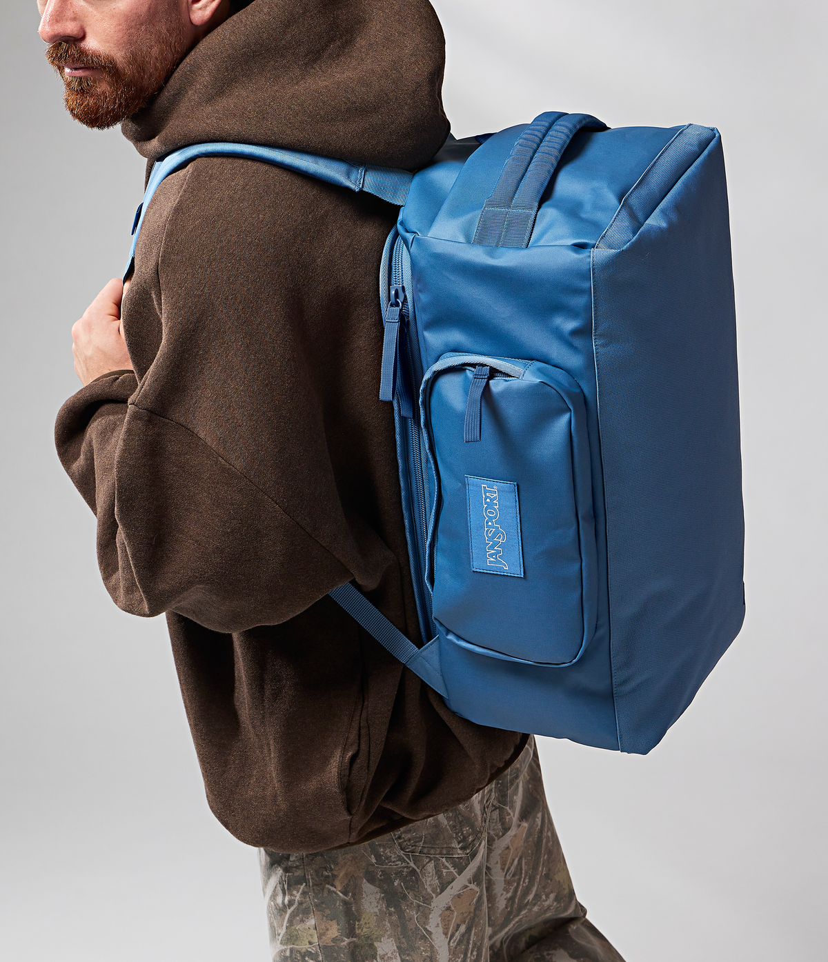 convertible-duffel-toiletry-bag-elemental-blue-set-e0 JS0A8E8EEW5-MODEL.png